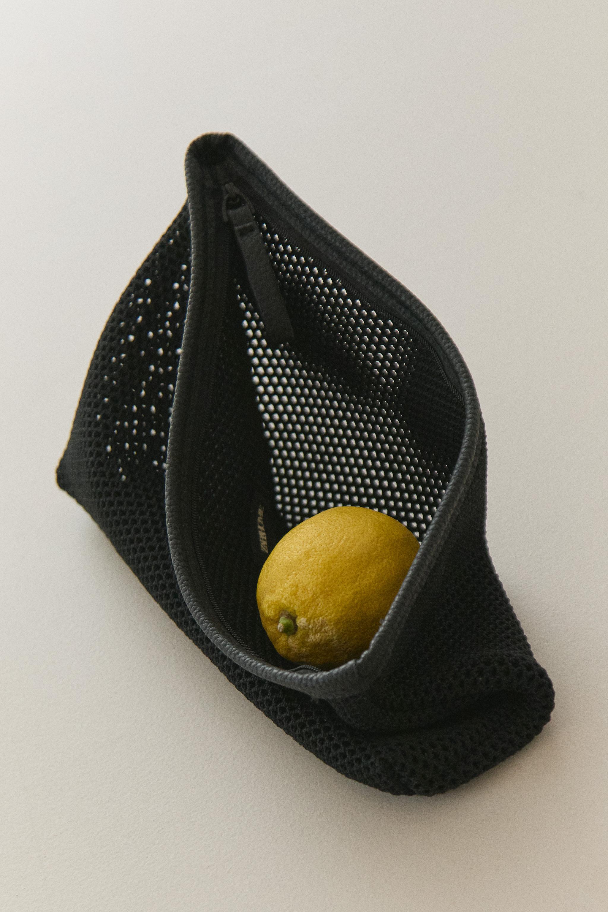 KNIT MAKEUP BAG